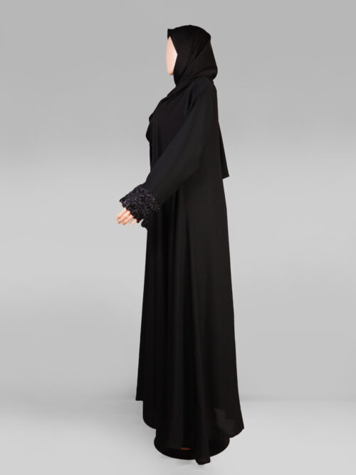 عباية سوداء فاخرة بأكمام مطرزة وسحاب أمامي | مولاتي - Image 3