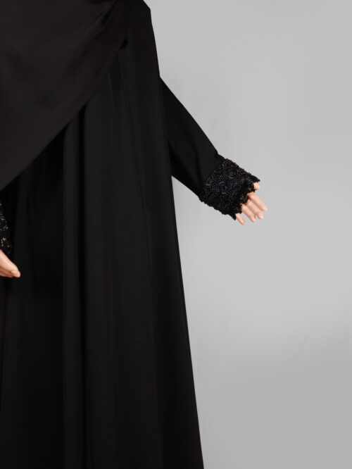 عباية سوداء فاخرة بأكمام مطرزة وسحاب أمامي | مولاتي - Image 5